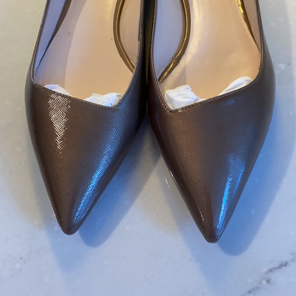 Giorgio Armani flats, in a beautiful golden taupe with a glassy patent finish. - Picture 5 of 12